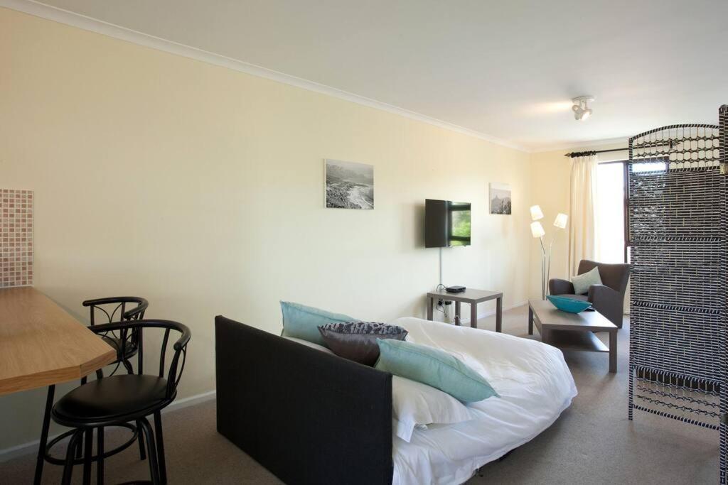 Luxury Sleeps Up To 3 Adults - Sunset Apartment Cape Town