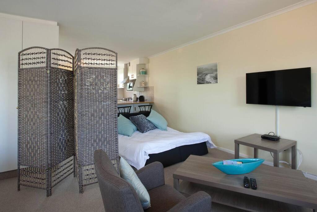 Luxury Sleeps Up To 3 Adults - Sunset Apartment Cape Town